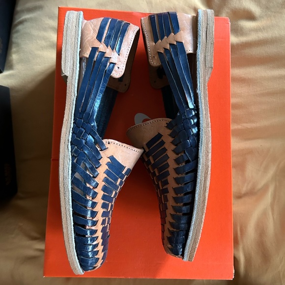 Huarache sandals size 10 in a beautiful blue and tan - Picture 4 of 6